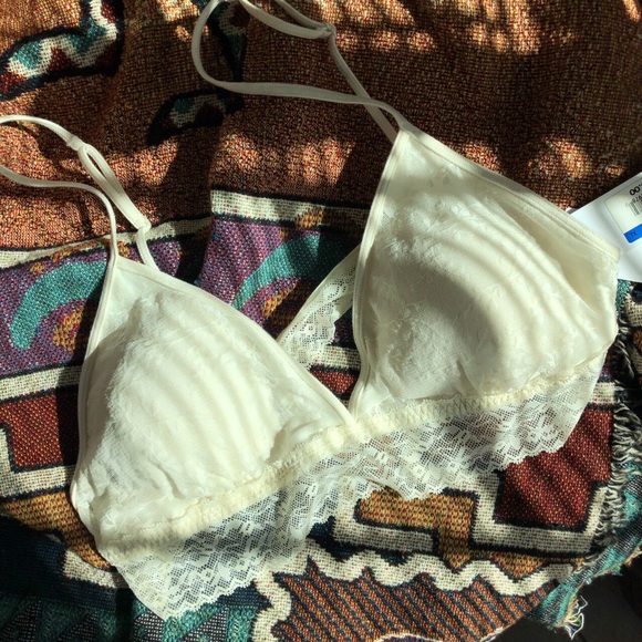 *Brand new* White bralette w removable padding! - Picture 2 of 4